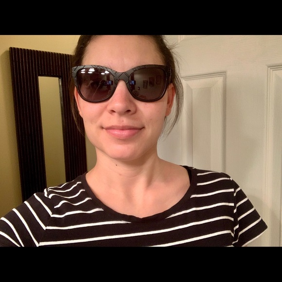 🖤Burberry Sunglasses🖤 - Picture 8 of 8